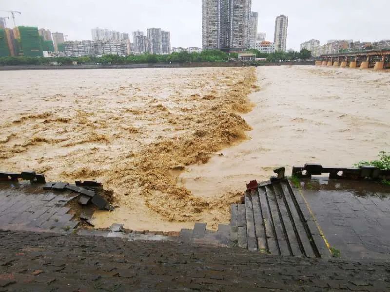 四川德阳暴雨实时报道