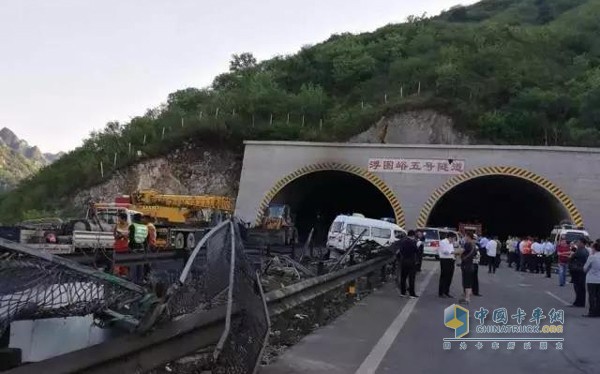 最新揭晓：张石高速公路惊现重大车祸，实时动态全面播报